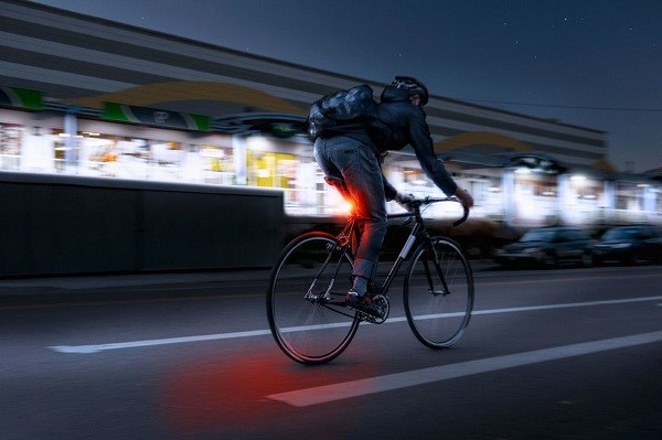 riteņbraukšana naktī