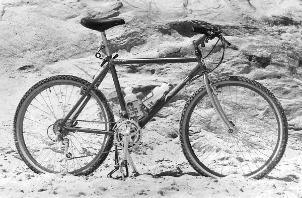 pirmais kalnu velosipēds
