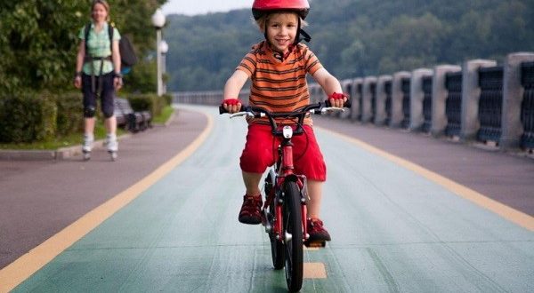 Kā iemācīt bērnam braukt ar velosipēdu: drošības noteikumi, padomi