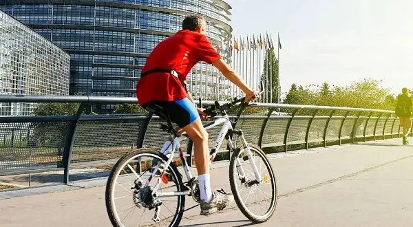 Kā pareizi braukt ar velosipēdu pa brauktuvi