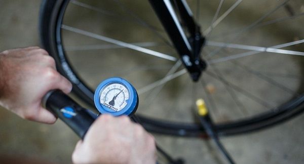 pārbaudiet riepu spiedienu savā velosipēdā.