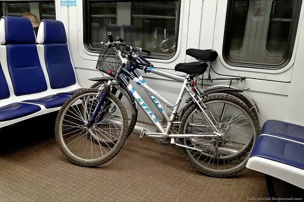 veids, kā velosipēds ir novietots vilcienā.