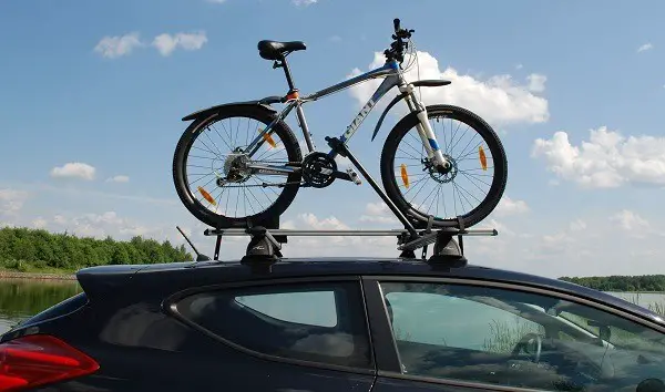 velosipēds uz automašīnas jumta